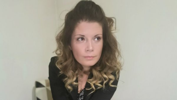 ВОЛИМ ТЕ – РАЗЛИЧИТО: Даница Богојевић добитница овогодишње награде Гордана Брајовић ВОЛИМ ТЕ – РАЗЛИЧИТО: Даница Богојевић добитница овогодишње награде Гордана Брајовић