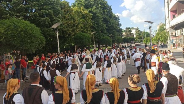 ФЕСТИВАЛ ФОЛКЛОРА НА ЧУКАРИЦИ Традиционална манифестација у недељу на Бановом брду ФЕСТИВАЛ ФОЛКЛОРА НА ЧУКАРИЦИ Традиционална манифестација у недељу на Бановом брду