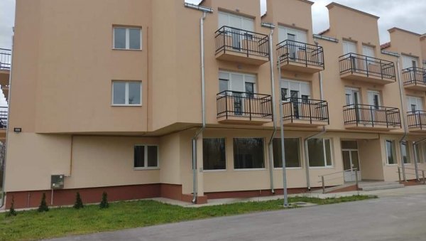 СПРЕМНЕ СОБЕ ЗА ЂАКЕ: Дом ученика средњих школа у Бачкој Тополи чека прве станаре СПРЕМНЕ СОБЕ ЗА ЂАКЕ: Дом ученика средњих школа у Бачкој Тополи чека прве станаре