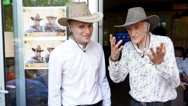 СРПСКА ХАРМОНИКА ИДЕ УЗ КАНТРИ ЗВУК: Мирко Кодић, за Новости, поводом новог спота Ла фантана СРПСКА ХАРМОНИКА ИДЕ УЗ КАНТРИ ЗВУК: Мирко Кодић, за Новости, поводом новог спота Ла фантана