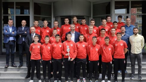 PRIJEM ZA VICEŠAMPIONE: Gradonačelnik Kragujevca sa pionirima FK „Radnički“ PRIJEM ZA VICEŠAMPIONE: Gradonačelnik Kragujevca sa pionirima FK „Radnički“