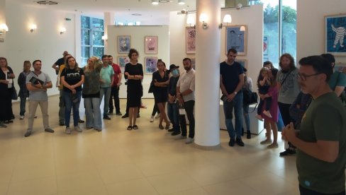 “ФУТРО ПОСТЕРИ” У ПАРАЋИНУ ДО 20. ЈУНА: Познати дизајнер Славомир Стојановић привукао велику пажњу (ФОТО) “ФУТРО ПОСТЕРИ” У ПАРАЋИНУ ДО 20. ЈУНА: Познати дизајнер Славомир Стојановић привукао велику пажњу (ФОТО)