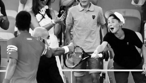NIJE BIO SAMO REKET: Novak je imao još poklona za vernog navijača, ali i za njegovu sestru (FOTO) NIJE BIO SAMO REKET: Novak je imao još poklona za vernog navijača, ali i za njegovu sestru (FOTO)