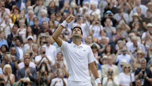 SPEKTAKL NA VIMBLDONU: Novak ulazi u istoriju pred punim tribinama Ol Ingland klaba SPEKTAKL NA VIMBLDONU: Novak ulazi u istoriju pred punim tribinama Ol Ingland klaba