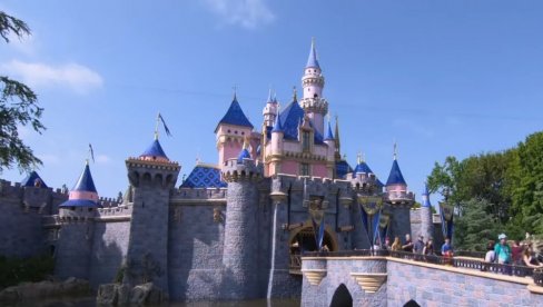 MUŠKARAC PREMINUO U DIZINILENDU: Uživao u vožnji posvećenoj filmu Frozen, pa izgubio život - oglasila se utučena supruga MUŠKARAC PREMINUO U DIZINILENDU: Uživao u vožnji posvećenoj filmu Frozen, pa izgubio život - oglasila se utučena supruga