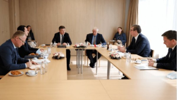 СРБИЈУ СТАВЉАЈУ У НЕМОГУЋУ ПОЗИЦИЈУ Монтгомери: Ако наставе да одобровољава Куртија, одговорност за потенцијално насиље иде на њихову душу СРБИЈУ СТАВЉАЈУ У НЕМОГУЋУ ПОЗИЦИЈУ Монтгомери: Ако наставе да одобровољава Куртија, одговорност за потенцијално насиље иде на њихову душу
