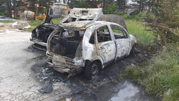 ПОДМЕТНУТ ПОЖАР КОД КОВИД БОЛНИЦЕ? Изгорела два аутомобила у Пљевљима, врши се увиђај ПОДМЕТНУТ ПОЖАР КОД КОВИД БОЛНИЦЕ? Изгорела два аутомобила у Пљевљима, врши се увиђај