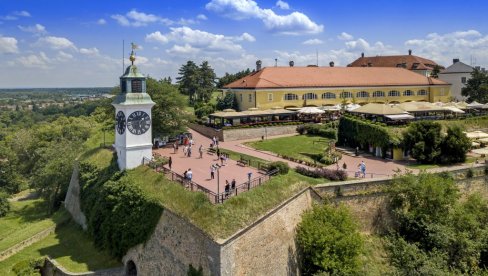 DVA PARA BLIZANACA: U porodilištu u Novom Sadu za dan rođene 32 bebe DVA PARA BLIZANACA: U porodilištu u Novom Sadu za dan rođene 32 bebe