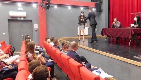 ЈЕДНОКРАТНЕ НОВЧАНЕ НАГРАДЕ: Признање најбољим ученицима, студентима и младим талентима ЈЕДНОКРАТНЕ НОВЧАНЕ НАГРАДЕ: Признање најбољим ученицима, студентима и младим талентима