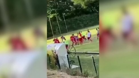 ОПЕТ ХАОС У СРПСКОМ ФУДБАЛУ: Пијана публика бацала каменице и претила палицама, тукли се играчи и судије (ВИДЕО) ОПЕТ ХАОС У СРПСКОМ ФУДБАЛУ: Пијана публика бацала каменице и претила палицама, тукли се играчи и судије (ВИДЕО)