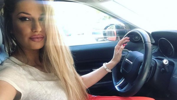 РАДА МАНОЈЛОВИЋ О УВРЕДАМА: Није лоше спавати у колима од 50.000 евра РАДА МАНОЈЛОВИЋ О УВРЕДАМА: Није лоше спавати у колима од 50.000 евра