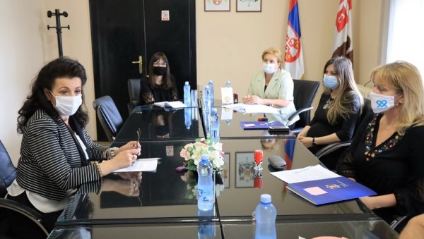 ПОДРШКА ЗА ПЕТ УДРУЖЕЊА: Уговори за пројекте здравствене заштите у Крагујевцу ПОДРШКА ЗА ПЕТ УДРУЖЕЊА: Уговори за пројекте здравствене заштите у Крагујевцу