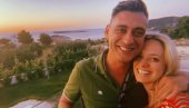 СРЕЋНА И ЗАЉУБЉЕНА: Јелена Вељача након венчања отпутовала са новим супругом (ФОТО) СРЕЋНА И ЗАЉУБЉЕНА: Јелена Вељача након венчања отпутовала са новим супругом (ФОТО)