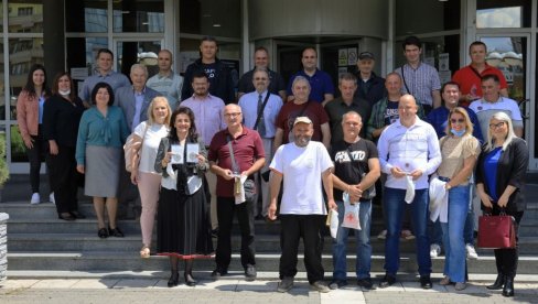 SREDNJOŠKOLCI MEĐU HUMANIMA: U zgradi gradske uprave u Kragujevcu priznanja dobrovoljnim davaocima krvi SREDNJOŠKOLCI MEĐU HUMANIMA: U zgradi gradske uprave u Kragujevcu priznanja dobrovoljnim davaocima krvi
