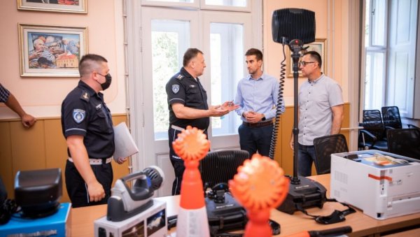 ЗА ЕФИКАСНИЈИ РАД: Град Сомбор поделио опрему саобраћајној полицији ЗА ЕФИКАСНИЈИ РАД: Град Сомбор поделио опрему саобраћајној полицији