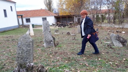 ВОДИЧ ДО ХУМКИ СРПСКИХ РАТНИКА: Вишегодишње истраживање Љиљане Танасијевић преточено у књигу Чувари историје, од Кајмакчалана до Битоља ВОДИЧ ДО ХУМКИ СРПСКИХ РАТНИКА: Вишегодишње истраживање Љиљане Танасијевић преточено у књигу Чувари историје, од Кајмакчалана до Битоља