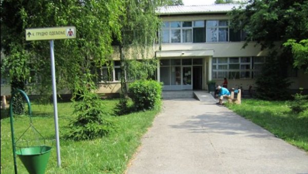 ТРАГЕДИЈА У БОЛНИЦИ: Пацијент у Сомбору скочио са првог спрата, преминуо на лицу места ТРАГЕДИЈА У БОЛНИЦИ: Пацијент у Сомбору скочио са првог спрата, преминуо на лицу места