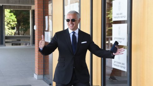 TERZIĆ STIGAO NA SUĐENJE: Zaboravio masku, zamalo da ga ne puste u zgradu (FOTO) TERZIĆ STIGAO NA SUĐENJE: Zaboravio masku, zamalo da ga ne puste u zgradu (FOTO)