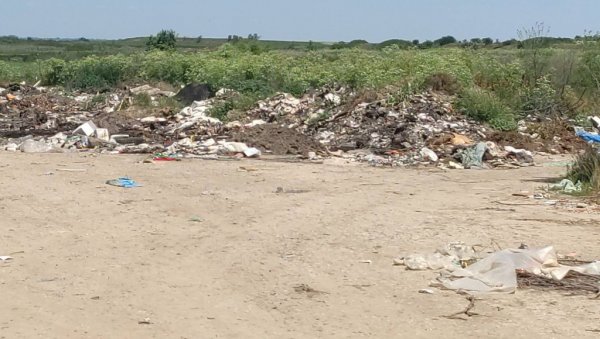 СНИМИО КАКО КАСАПИ ПРИЈАТЕЉА: У селу Чента код Зрењанина Никола Срдић (37) усмртио Радомира Перишића (43) СНИМИО КАКО КАСАПИ ПРИЈАТЕЉА: У селу Чента код Зрењанина Никола Срдић (37) усмртио Радомира Перишића (43)