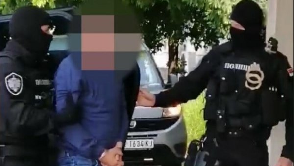 УИГРАНИ ТИМ ЗА МАЛВЕРЗАЦИЈЕ: Детаљи хапшења у Ресавици - човек Вука Јеремића у џеп ставио милионе (ФОТО) УИГРАНИ ТИМ ЗА МАЛВЕРЗАЦИЈЕ: Детаљи хапшења у Ресавици - човек Вука Јеремића у џеп ставио милионе (ФОТО)