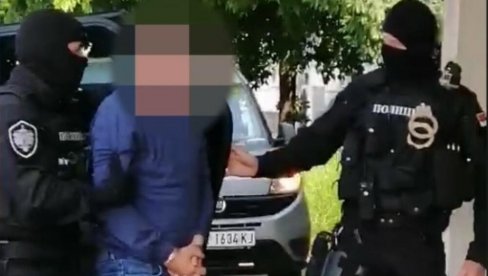 УИГРАНИ ТИМ ЗА МАЛВЕРЗАЦИЈЕ: Детаљи хапшења у Ресавици - човек Вука Јеремића у џеп ставио милионе (ФОТО) УИГРАНИ ТИМ ЗА МАЛВЕРЗАЦИЈЕ: Детаљи хапшења у Ресавици - човек Вука Јеремића у џеп ставио милионе (ФОТО)