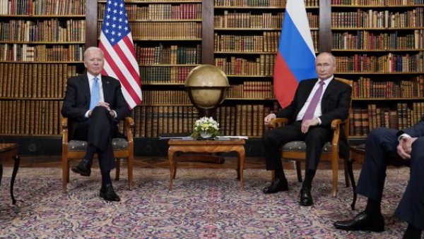 ХАОС НА САСТАНКУ ПУТИНА И БАЈДЕНА: Американци изазвали потпуни метеж, обезбеђење морало да реагује (ВИДЕО) ХАОС НА САСТАНКУ ПУТИНА И БАЈДЕНА: Американци изазвали потпуни метеж, обезбеђење морало да реагује (ВИДЕО)