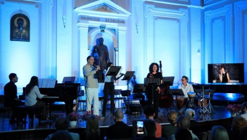 OTVOREN FESTIVAL ISIDORA ŽEBELJAN: U sali Prve kragujevačke gimnazije u Kragujevcu OTVOREN FESTIVAL ISIDORA ŽEBELJAN: U sali Prve kragujevačke gimnazije u Kragujevcu