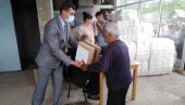 ПОМОЋ ЗА 300 ПОРОДИЦА: Ромским домаћинствима уручени хигијенски пакети ПОМОЋ ЗА 300 ПОРОДИЦА: Ромским домаћинствима уручени хигијенски пакети