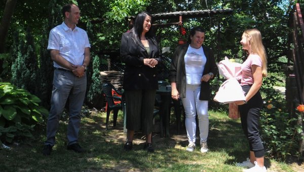 ПОДВИГ ТАМАРЕ БЕНЕЖАН (15) ИЗ ЛЕДИНАЦА: Телом одбранила сестру (2) од разјарених паса ПОДВИГ ТАМАРЕ БЕНЕЖАН (15) ИЗ ЛЕДИНАЦА: Телом одбранила сестру (2) од разјарених паса