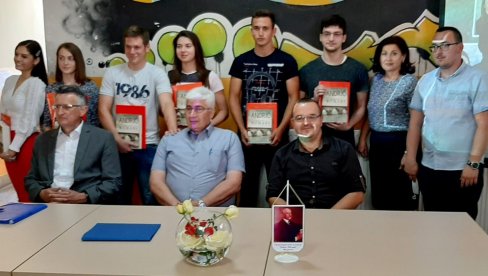 СПРЕМНИ ЗА СВЕТ ОДРАСЛИХ: У Модричи су подељене дипломе 72. генерацији матураната (ФОТО) СПРЕМНИ ЗА СВЕТ ОДРАСЛИХ: У Модричи су подељене дипломе 72. генерацији матураната (ФОТО)