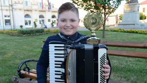 MUZIKA JE MOJ PUT: Mladi virtuoz harmonike Đorđe Perić osvojio je svoju stotu nagradu (FOTO) MUZIKA JE MOJ PUT: Mladi virtuoz harmonike Đorđe Perić osvojio je svoju stotu nagradu (FOTO)