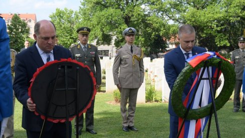 ОДАЛИ ПОШТУ БРАНИОЦИМА БЕОГРАДА: Министри Стефановић и Волас положили венце на Војном гробљу Комонвелта ОДАЛИ ПОШТУ БРАНИОЦИМА БЕОГРАДА: Министри Стефановић и Волас положили венце на Војном гробљу Комонвелта