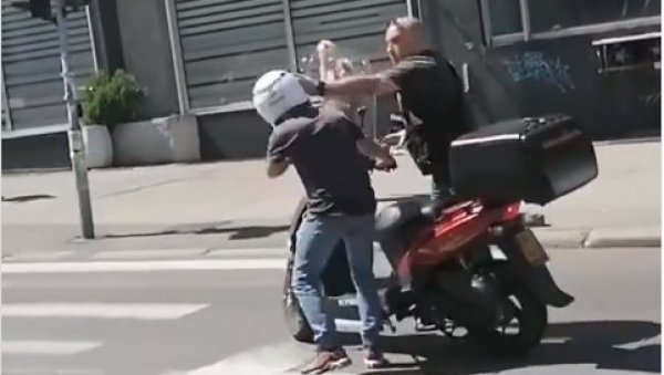 ДРАМА У БЕОГРАДУ: Пешак претрчавао улицу, па насрнуо на мотоциклисту - Полицајац одмах реаговао (ВИДЕО) ДРАМА У БЕОГРАДУ: Пешак претрчавао улицу, па насрнуо на мотоциклисту - Полицајац одмах реаговао (ВИДЕО)