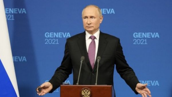 АМЕРИЧКА НОВИНАРКА ПРОВОЦИРАЛА ПУТИНА: Питала га о опозицији, он јој оштро одговорио (ВИДЕО) АМЕРИЧКА НОВИНАРКА ПРОВОЦИРАЛА ПУТИНА: Питала га о опозицији, он јој оштро одговорио (ВИДЕО)