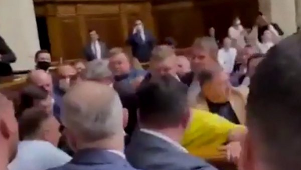 ОПШТА ТУЧА У УКРАЈИНСКОМ ПАРЛАМЕНТУ: Опозицији претили стрељањем, па прешли на песничење (ВИДЕО) ОПШТА ТУЧА У УКРАЈИНСКОМ ПАРЛАМЕНТУ: Опозицији претили стрељањем, па прешли на песничење (ВИДЕО)