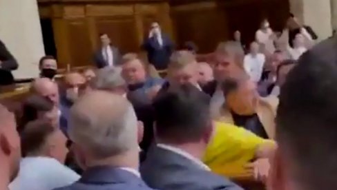 ОПШТА ТУЧА У УКРАЈИНСКОМ ПАРЛАМЕНТУ: Опозицији претили стрељањем, па прешли на песничење (ВИДЕО) ОПШТА ТУЧА У УКРАЈИНСКОМ ПАРЛАМЕНТУ: Опозицији претили стрељањем, па прешли на песничење (ВИДЕО)