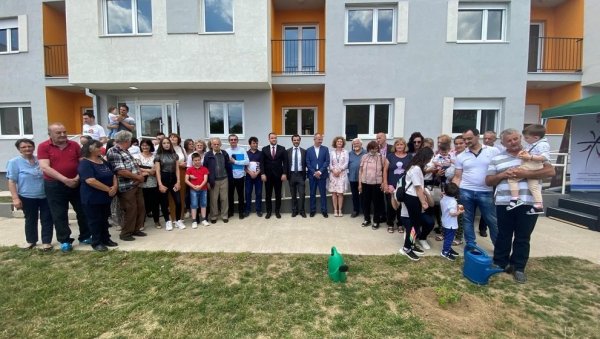 КРОВ НАД ГЛАВОМ ЗА ИЗБЕГЛИЦЕ ИЗ ХРВАТСКЕ И БИХ: Крај подстанарског живота за 20 породица на територији Крушевца КРОВ НАД ГЛАВОМ ЗА ИЗБЕГЛИЦЕ ИЗ ХРВАТСКЕ И БИХ: Крај подстанарског живота за 20 породица на територији Крушевца