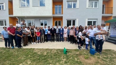 КРОВ НАД ГЛАВОМ ЗА ИЗБЕГЛИЦЕ ИЗ ХРВАТСКЕ И БИХ: Крај подстанарског живота за 20 породица на територији Крушевца КРОВ НАД ГЛАВОМ ЗА ИЗБЕГЛИЦЕ ИЗ ХРВАТСКЕ И БИХ: Крај подстанарског живота за 20 породица на територији Крушевца