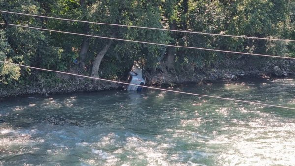 САОБРАЋАЈНА НЕСРЕЋА КОД ПРИЈЕПОЉА: Аутомобил слетео у Лим - повређене 4 особе (ФОТО/ВИДЕО) САОБРАЋАЈНА НЕСРЕЋА КОД ПРИЈЕПОЉА: Аутомобил слетео у Лим - повређене 4 особе (ФОТО/ВИДЕО)