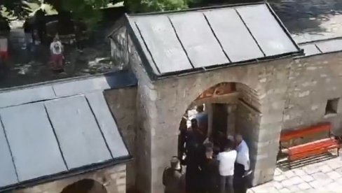 NOVI SRAMAN NAPAD NA CETINJSKI MANASTIR: Huligani divljali ispred svetinje (VIDEO) NOVI SRAMAN NAPAD NA CETINJSKI MANASTIR: Huligani divljali ispred svetinje (VIDEO)