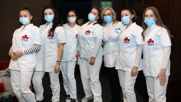 ГРАЂАНИМА ПОМАЖУ И УЧЕНИЦИ: Млади волонтирају на вакциналном пункту у Смедереву ГРАЂАНИМА ПОМАЖУ И УЧЕНИЦИ: Млади волонтирају на вакциналном пункту у Смедереву