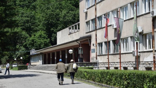 ТЕНДЕРОМ НАПУНИЛИ ЏЕПОВЕ! Истрага против осумњичених за наводне малверзације у ЈП Ресавица ТЕНДЕРОМ НАПУНИЛИ ЏЕПОВЕ! Истрага против осумњичених за наводне малверзације у ЈП Ресавица