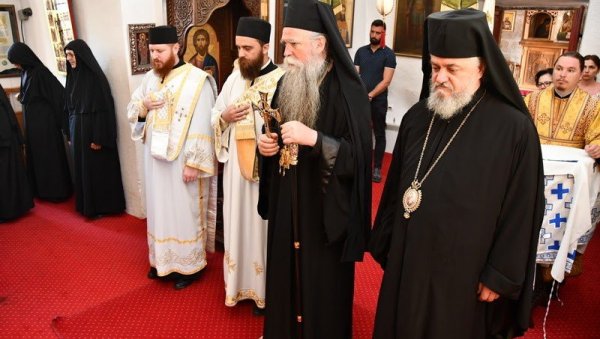 СВЕТЛОСТ ВЕРЕ У МРАКУ БРАТСКОГ КРВОПРОЛИЋА: Митрополит Јоаникије служио литургију у Цетињском манастиру СВЕТЛОСТ ВЕРЕ У МРАКУ БРАТСКОГ КРВОПРОЛИЋА: Митрополит Јоаникије служио литургију у Цетињском манастиру