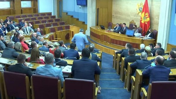 ШТА ЈЕ ИЗГЛАСАНО У ЦРНОГОРСКОЈ СКУПШТИНИ? Ево шта је написано у срамној Резолуцији о геноциду у Сребреници ШТА ЈЕ ИЗГЛАСАНО У ЦРНОГОРСКОЈ СКУПШТИНИ? Ево шта је написано у срамној Резолуцији о геноциду у Сребреници