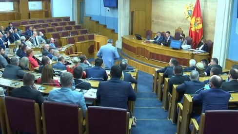 ШТА ЈЕ ИЗГЛАСАНО У ЦРНОГОРСКОЈ СКУПШТИНИ? Ево шта је написано у срамној Резолуцији о геноциду у Сребреници ШТА ЈЕ ИЗГЛАСАНО У ЦРНОГОРСКОЈ СКУПШТИНИ? Ево шта је написано у срамној Резолуцији о геноциду у Сребреници