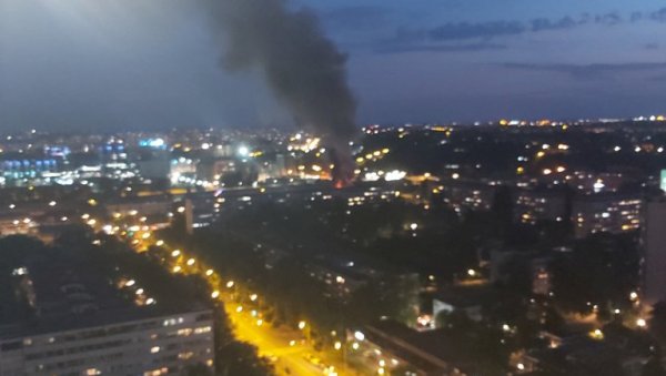 ГУСТИ ЦРНИ ДИМ НАД БЕОГРАДОМ: Бесни пожар у Милитина Миланковића, ватрогасци се боре са пламеном! ГУСТИ ЦРНИ ДИМ НАД БЕОГРАДОМ: Бесни пожар у Милитина Миланковића, ватрогасци се боре са пламеном!