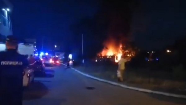 ПОЖАР ГАСИ ОСАМ ВОЗИЛА И 27 ВАТРОГАСАЦА: Ватрена стихија на Новом Београду, Весић поручује - све градске службе су у приправности! ПОЖАР ГАСИ ОСАМ ВОЗИЛА И 27 ВАТРОГАСАЦА: Ватрена стихија на Новом Београду, Весић поручује - све градске службе су у приправности!