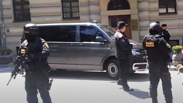 АКЦИЈА ПОЛИЦИЈЕ: Приведено 20 страних држављања, пронађено 200 путних исправа АКЦИЈА ПОЛИЦИЈЕ: Приведено 20 страних држављања, пронађено 200 путних исправа