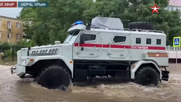 КИЈЕВ СЕ РУГА ПОПЛАВЊЕНОМ КРИМУ: Бог им је дао превише воде одједном КИЈЕВ СЕ РУГА ПОПЛАВЊЕНОМ КРИМУ: Бог им је дао превише воде одједном