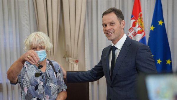 НАСТАВЉАМО БОРБУ ПРОТИВ СИВЕ ЕКОНОМИЈЕ: Министар Мали уручио кључеве стана добитницима наградне игре Узми рачун и победи НАСТАВЉАМО БОРБУ ПРОТИВ СИВЕ ЕКОНОМИЈЕ: Министар Мали уручио кључеве стана добитницима наградне игре Узми рачун и победи